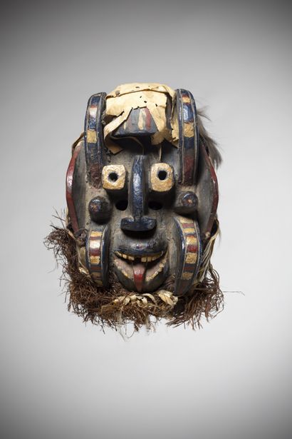 null GUERE (Côte d'Ivoire)

Masque polychrome entouré de vestiges de fourrure sur...