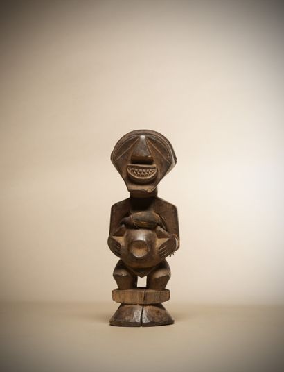  SONGYE (Congo RDC) 
Statuette de style très nerveux portant une charge magique sur...
