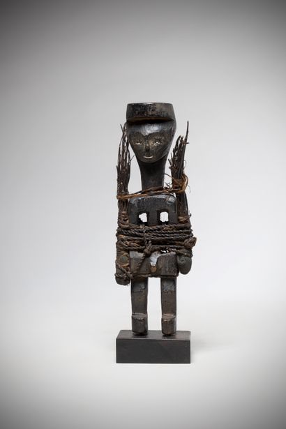 null MBOLE (Congo RDC)

Statue en bois noir patiné par l'usage, ayant conservé ses...
