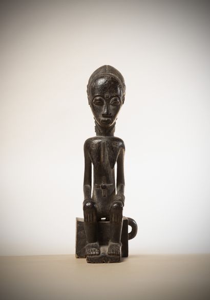 null BAOULE (Côte d'Ivoire)

statue féminine assise sur le siège traditionnel à poignée,...