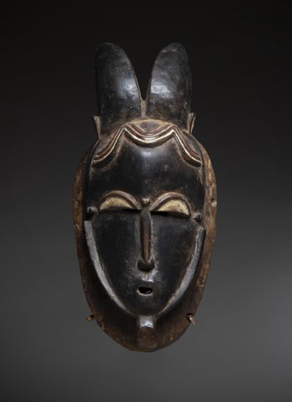 null GOURO (Ivory Coast)

Anthropozoomorphic "gu" mask with horns and traces of polychromy....