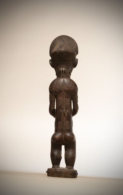  BAOULE (Côte d'Ivoire) 
Statue féminine "bloblobian" portant une coiffure en diadème...