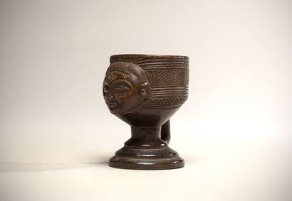 null TCHOKWE (Congo DRC)

Ceremonial bowl with a sacrificial head on a triple ring...