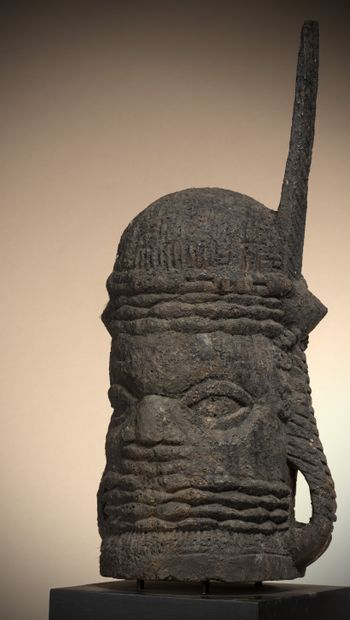 null BINI (Nigéria)

Tête en bois lourd représentant l'Oba portant la plume distinctive...
