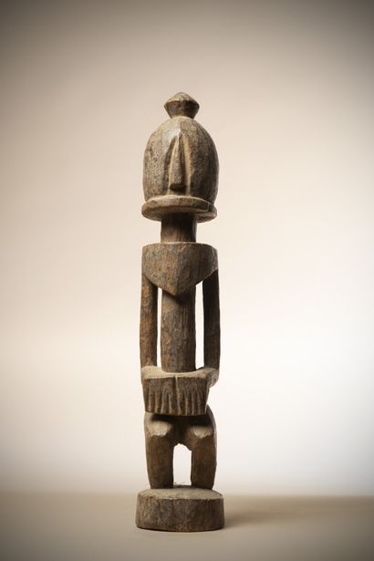null DOGON (Mali)

Statue en bois à patine claire de type bomboutoro, le visage d'une...