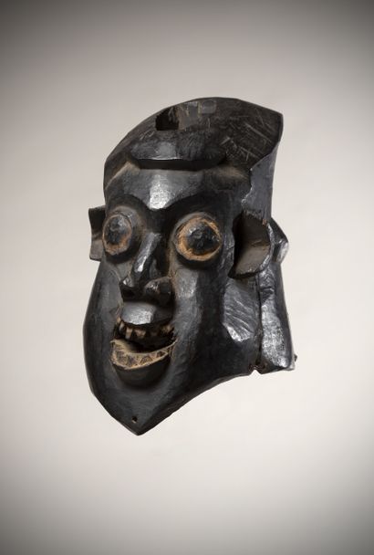 null BAMILEKE (Cameroon)

Pair of helmet masks in heavy wood with dark patina

(Indigenous...