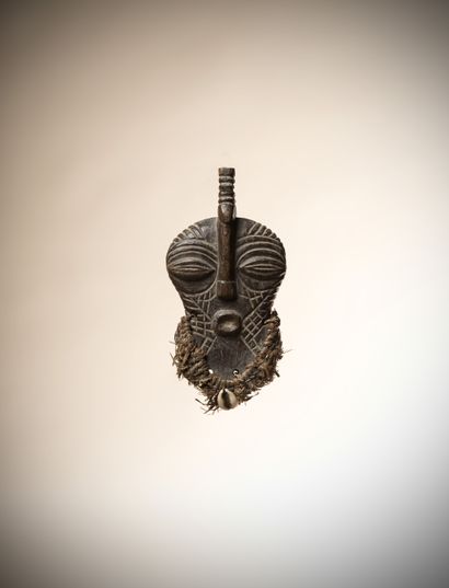null SONGYE (Congo RDC)

Masque miniature kifwébé au visage scarifié, barbe en fibres...