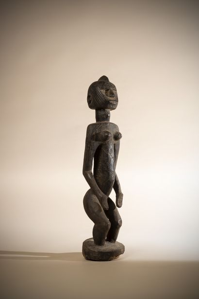  MOSSI (Burkina Faso) 
Importante statue féminine en bois lourd très patiné, le visage...