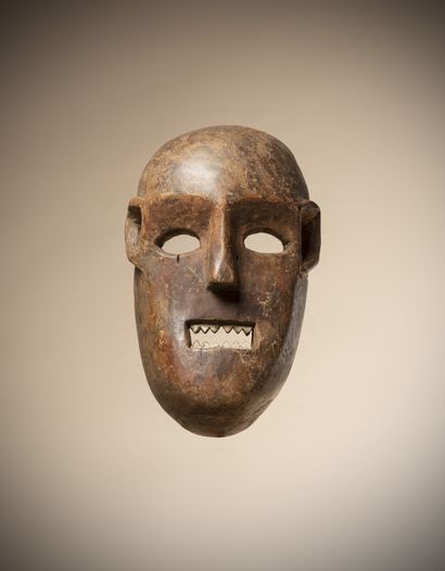  KUMU (Congo RDC) 
Masque facial ovale à patine brune, la bouche rectangulaire s'ouvre...