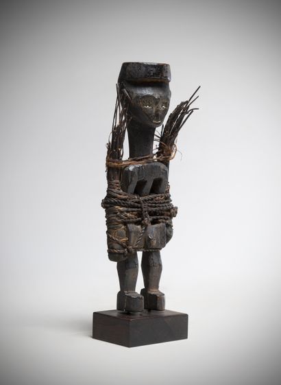 MBOLE (Congo RDC) 
Statue en bois noir patiné...