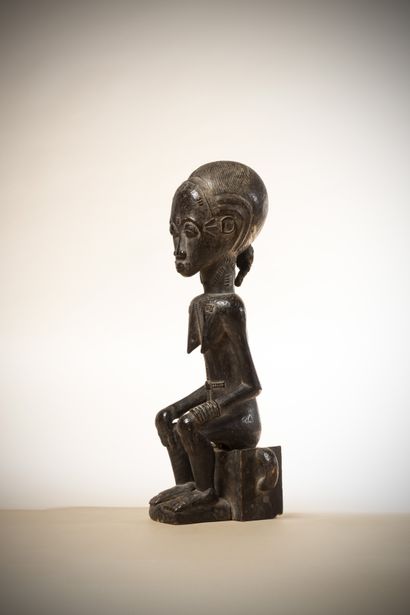null BAOULE (Côte d'Ivoire)

statue féminine assise sur le siège traditionnel à poignée,...