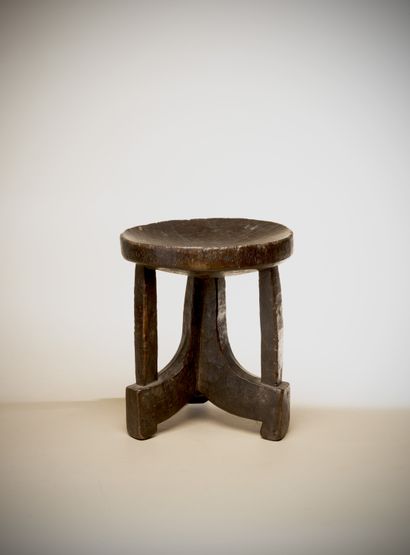 null GORAGUE (Ethiopia)

Monoxyle chair with a round concave seat mounted on a central...