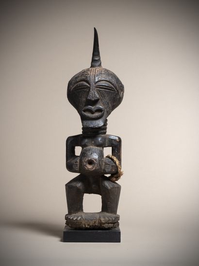 null SONGYE (Congo DRC)

Powerful male statue with ringed neck whose face and navel...