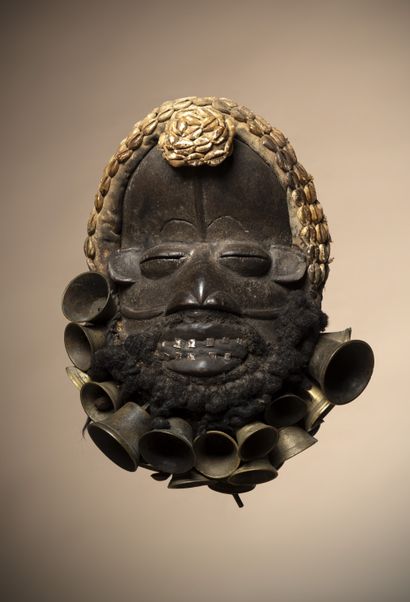  DAN / OUOBE (Côte d'Ivoire) 
Masque "chanteur" portant sa corolle de clochettes...