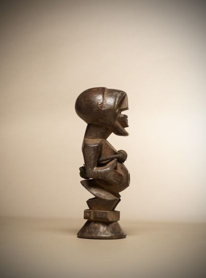 null SONGYE (Congo DRC)

Statuette of very nervous style carrying a magic charge...