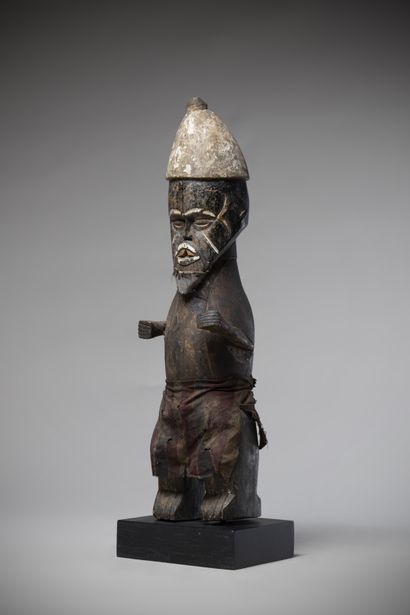 IBO (Nigéria) 
Statue masculine portant une...