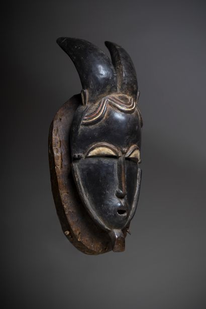 null GOURO (Ivory Coast)

Anthropozoomorphic "gu" mask with horns and traces of polychromy....