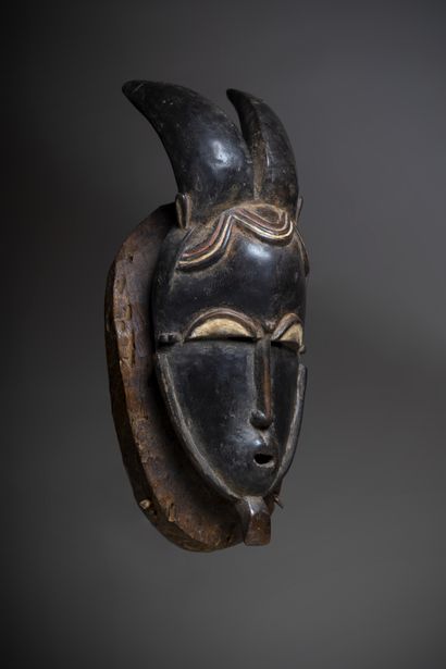 null GOURO (Côte d'Ivoire)

Masque "gu" anthropozoomorphe à cornes avec traces de...