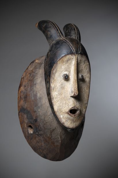 null GOURO (Côte d'Ivoire)

Masque à cornes au visage concave enduit de kaolin, large...