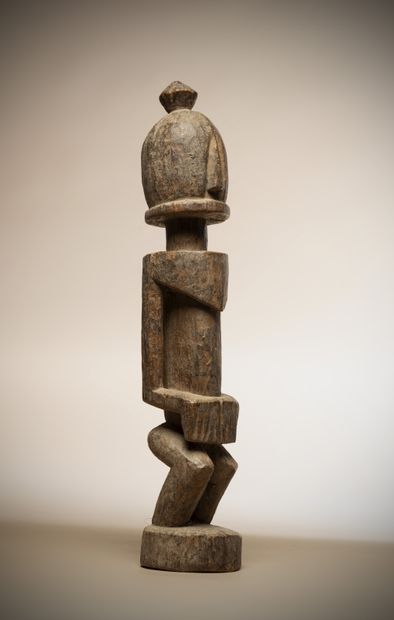 null DOGON (Mali)

Statue en bois à patine claire de type bomboutoro, le visage d'une...