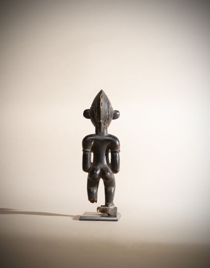  SENOUFO (Côte d'Ivoire) 
Belle statue féminine à profonde patine noire 
(Maques...