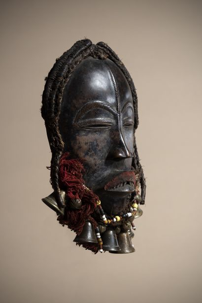 null DAN / KRAN (Ivory Coast / Liberia)

Mask with tubular eyes that has retained...