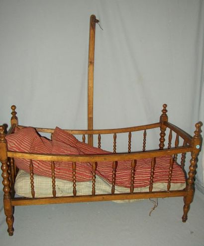 Grand lit en bois ciré avec son matelas....