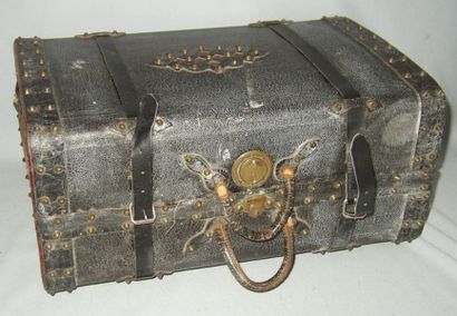 Malle valise ancienne en cuir et bois avec...
