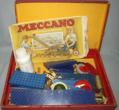 null Partie d'un jeu de MECCANO bleu rayé blanc (circa 1965) dans une boîte en bois...