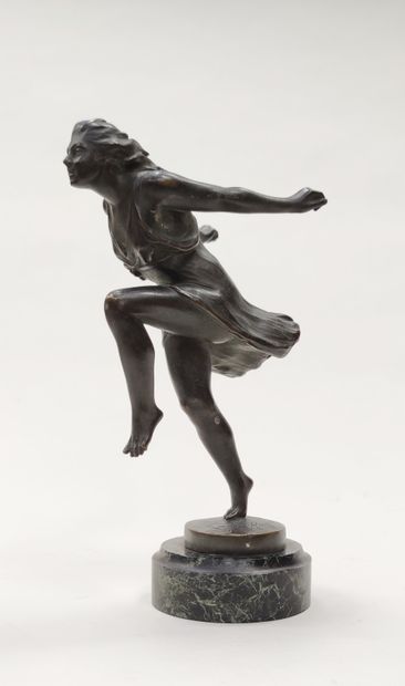 null Laure HAYMAN (act.1905-1923)

Young woman in motion, one leg raised, 1925

Proof...