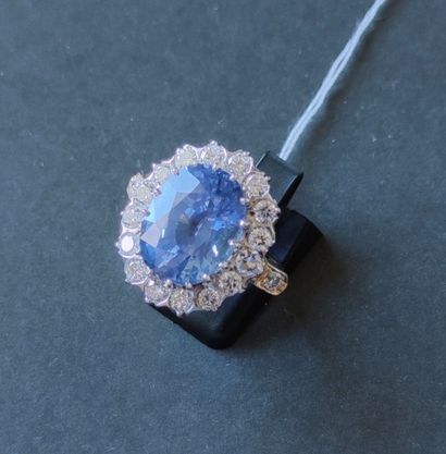 null 
RING IN YELLOW AND GREY GOLD 750°/00 set with a large ceylon sapphire of about...