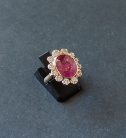 null 
RING IN YELLOW GOLD 750°/00 set with a 5-carat ruby and a border of brilliant-cut...