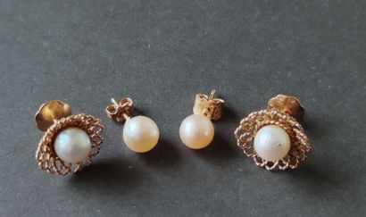 null TWO PAIRS OF EARRINGS IN YELLOW GOLD 750°/00 adorned with cultured pearls, one...