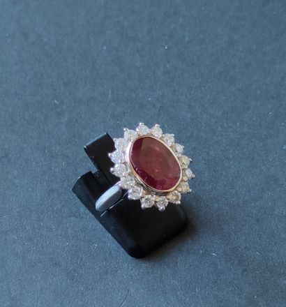 
RING in GREY gold 750°/00 set with a ruby...