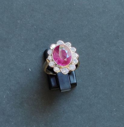 null 
RING IN YELLOW GOLD 750°/00 set with a 5-carat ruby and a border of brilliant-cut...