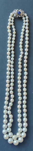 null NECKLACE of cultured pearls (to be verified) two rows, clasp in white gold 750°/°°...