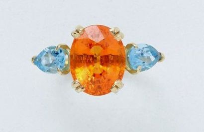 null Gold ring 750 °/°°, set with an oval faceted hessonite garnet with pear-shaped...