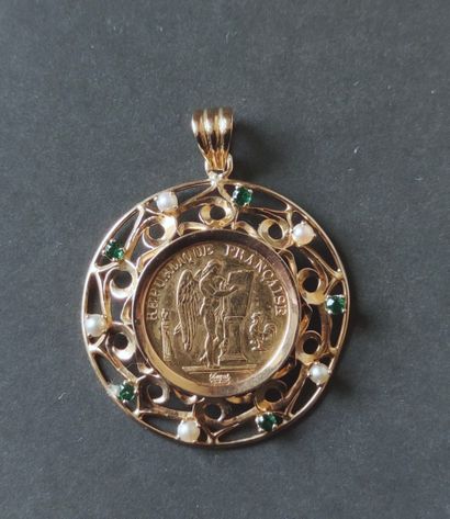 null PENDANT IN YELLOW GOLD 750°/00 openwork round shape decorated with a 20 francs...