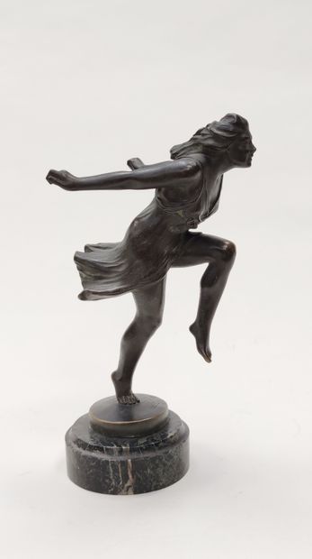 null Laure HAYMAN (act.1905-1923)

Young woman in motion, one leg raised, 1925

Proof...