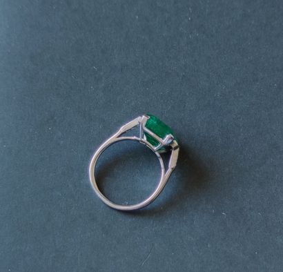 null 
PLATINUM RING set with an emerald of about 5.5 carats, two baguette and brilliant-cut...
