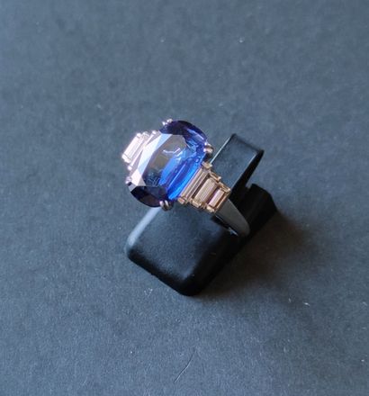 null 
RING IN GOLD 750°/00 set with a 4.50 carat ceylon sapphire and 6 baguette-cut...