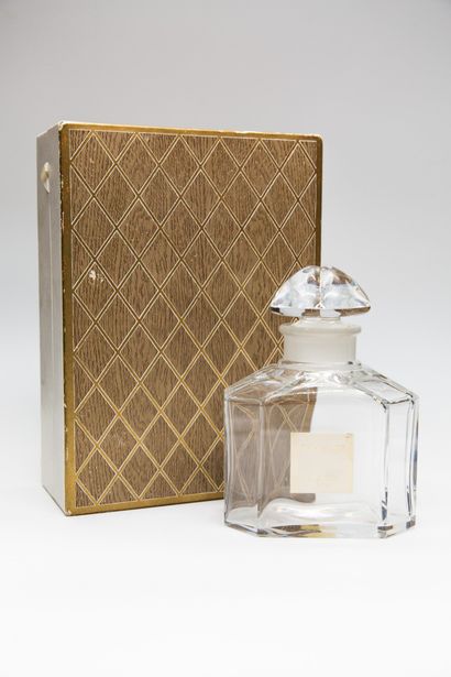 null Guerlain - "Chamade" - (1969)

Flacon en cristal incolore pressé moulé de Baccarat...