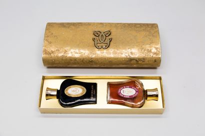  Guerlain - (1970) 
Coffret "minaudière" à deux tiroirs galbé en carton gainé de...
