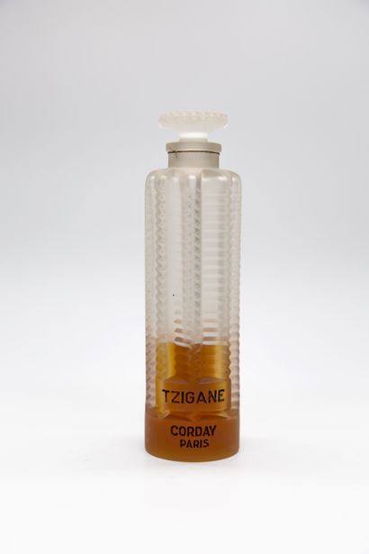 null Corday « Tzigane » (années 1930) 

Imposant flacon en verre incolore pressé...