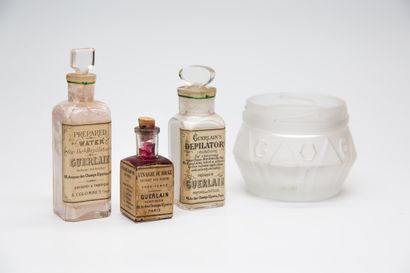 null Guerlain - (années 1920)

Ensemble de trois flacons en verre incolore pressé...