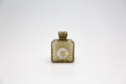 Guerlain - "Vol de Nuit" - (1933) 
Rare flacon première taille pour le marché export...
