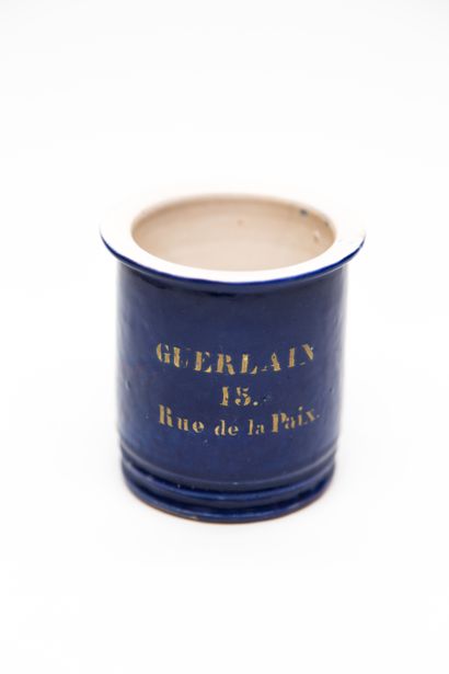  Guerlain - (années 1840-1850) 
Rare pot de crème cylindrique en grès émaillé bleu...
