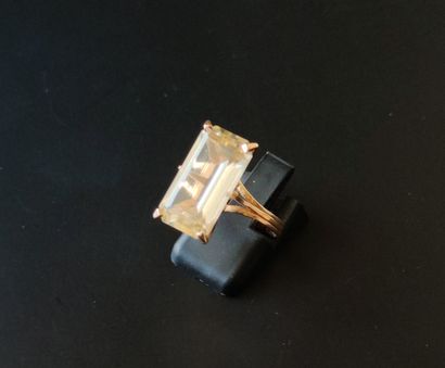 null 
Yellow gold ring set with a rectangular yellow stone. Gross weight : 5 g
