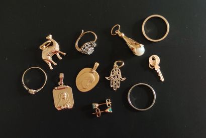 null LOT IN YELLOW GOLD 750°/00 of 4 charms, 2 medals, 2 wedding rings, 1 small ring,...