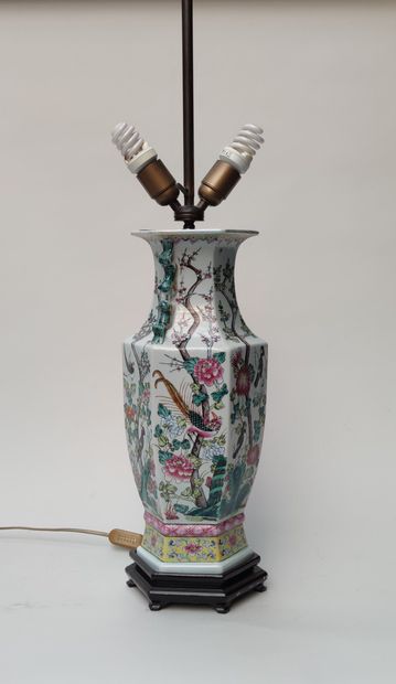 null PIED DE LAMPE fait avec un vase en porcelaine à décor polychrome d'oiseaux et...